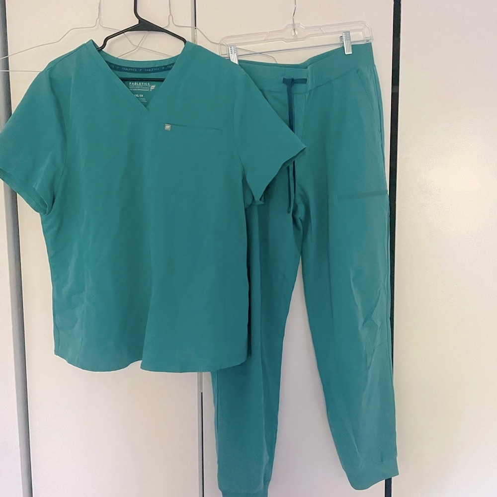 Fabletics teal/surgical green scrub set xl